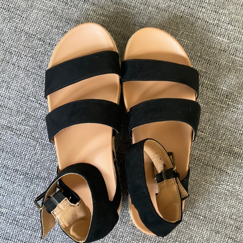 Universal Thread Platform Sandals